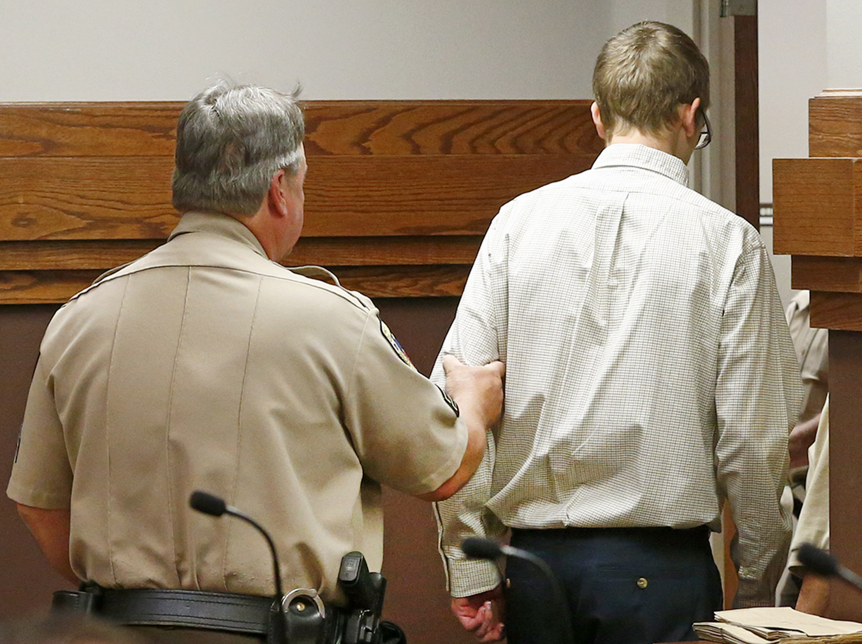 Texas teen gets 45-year prison term for killing mom, sister