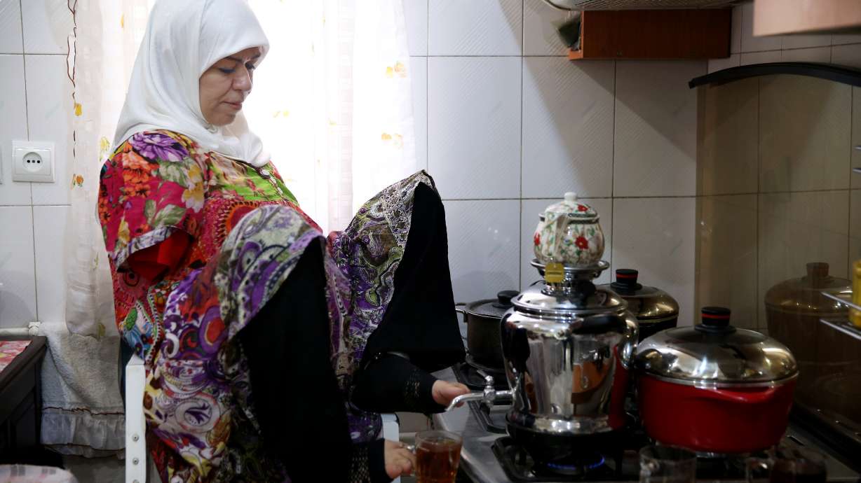 Iran woman with no arms helps others to live with disability