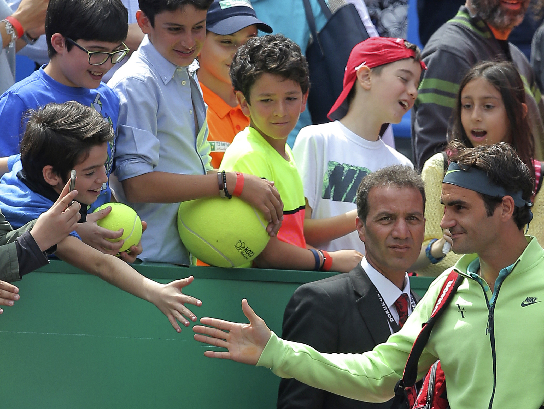 Federer beats Gimeno-Traver to reach Istanbul semifinals