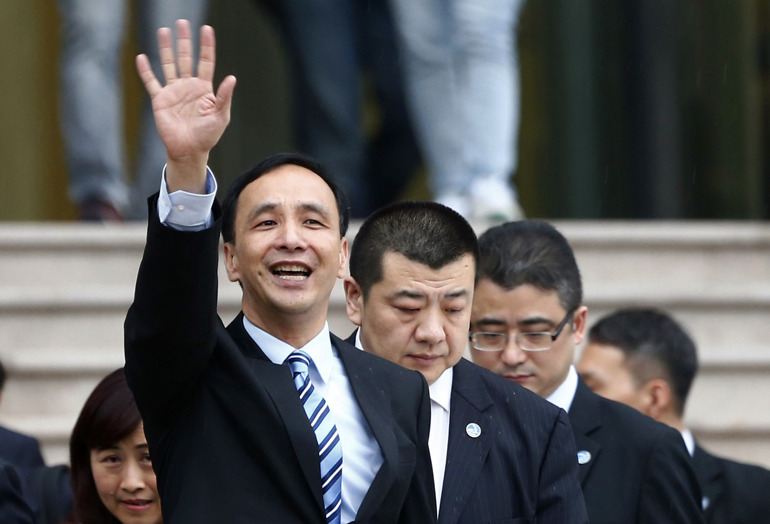 Chairman of Taiwan's ruling party visits mainland