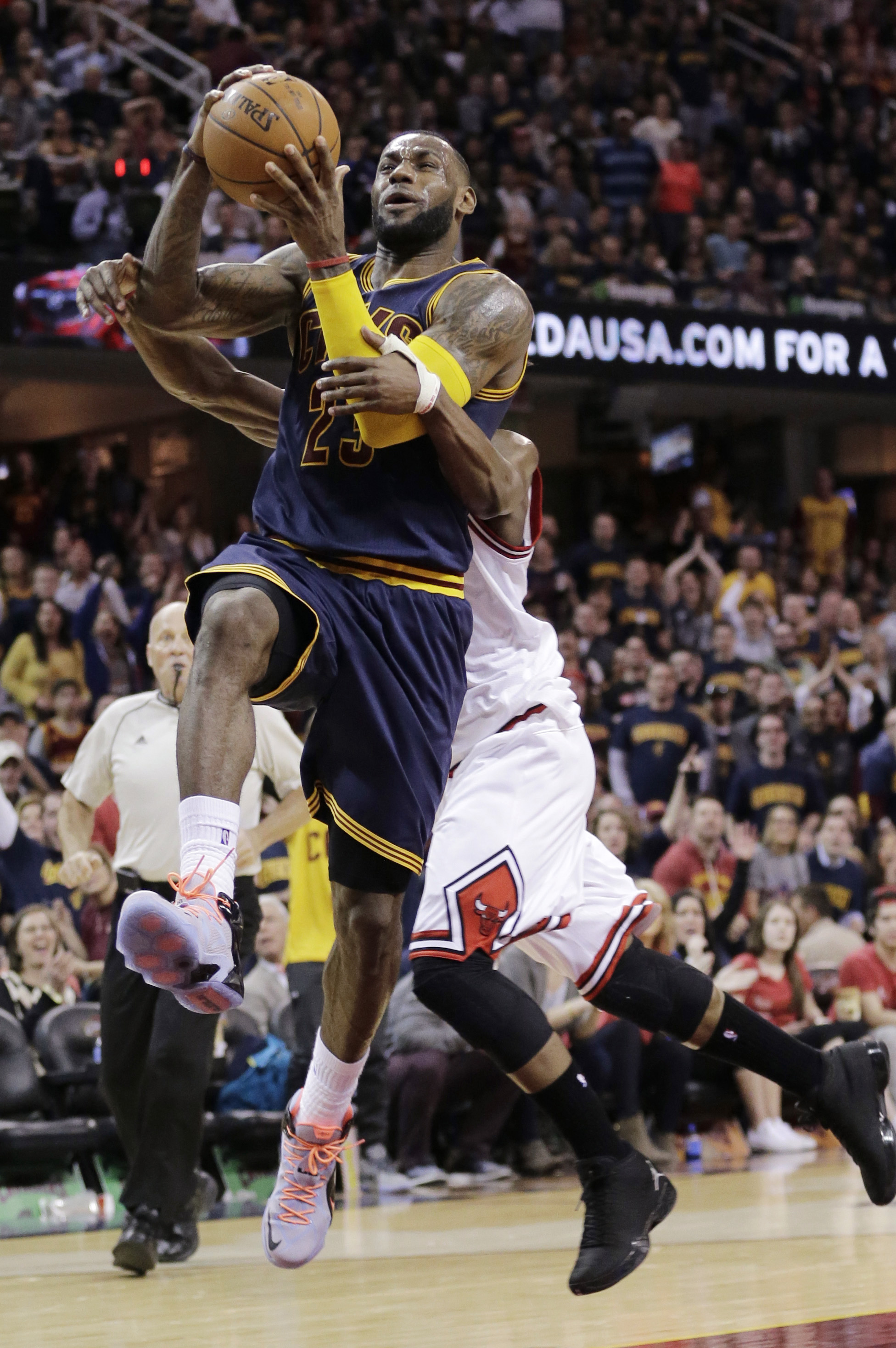 LeBron lifts media blackout to call Chris Paul