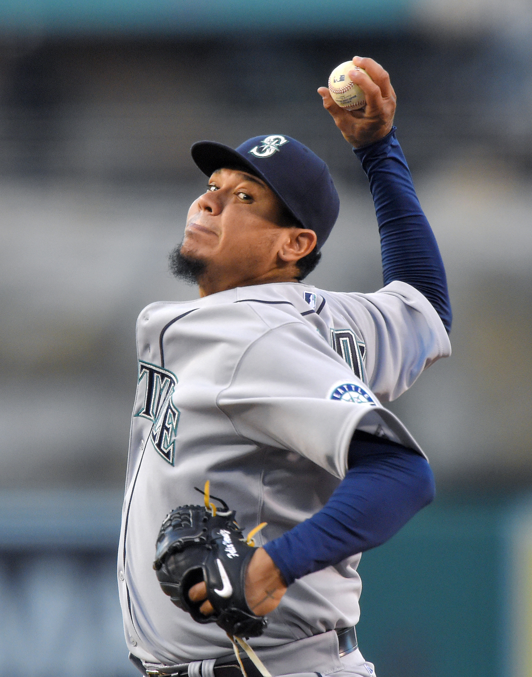 Cruz hits 14th HR, Hernandez pitches Mariners past Angels