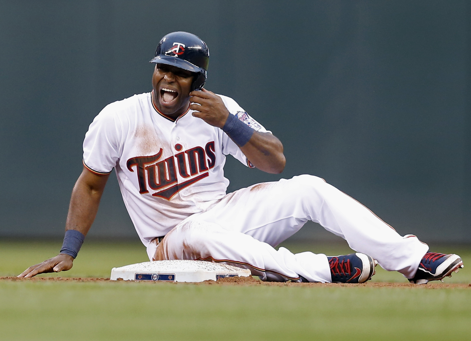 Chavez shines in Oakland's 2-1 victory over Twins