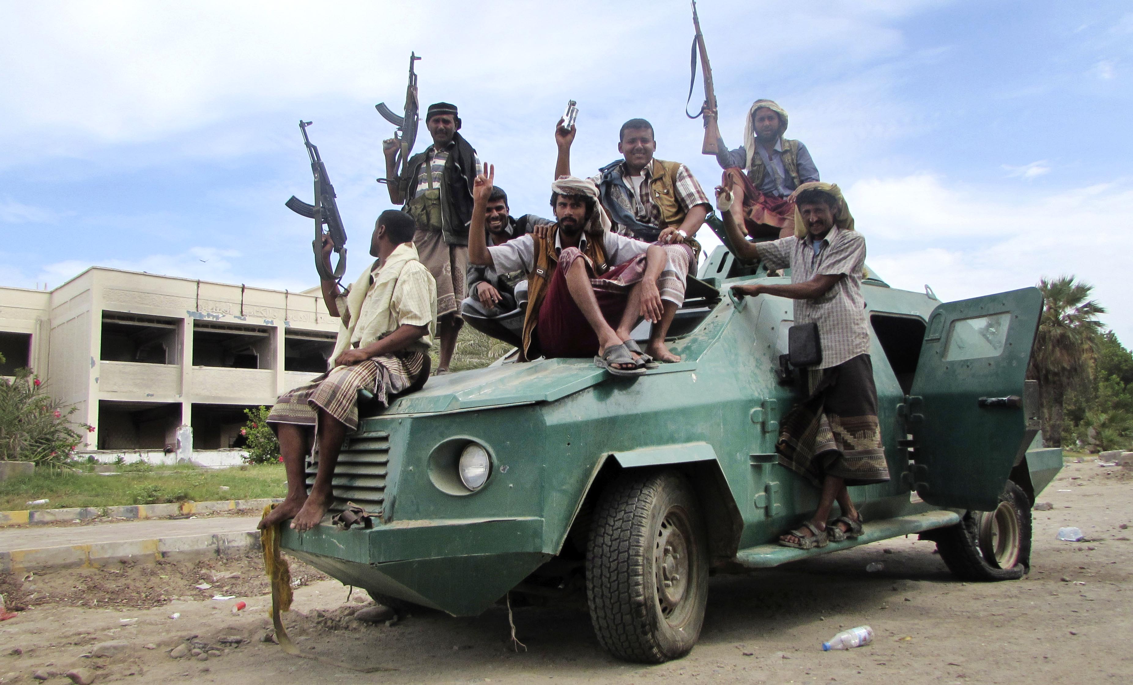 Yemen Shiite rebels take neighborhood in Aden, occupy palace