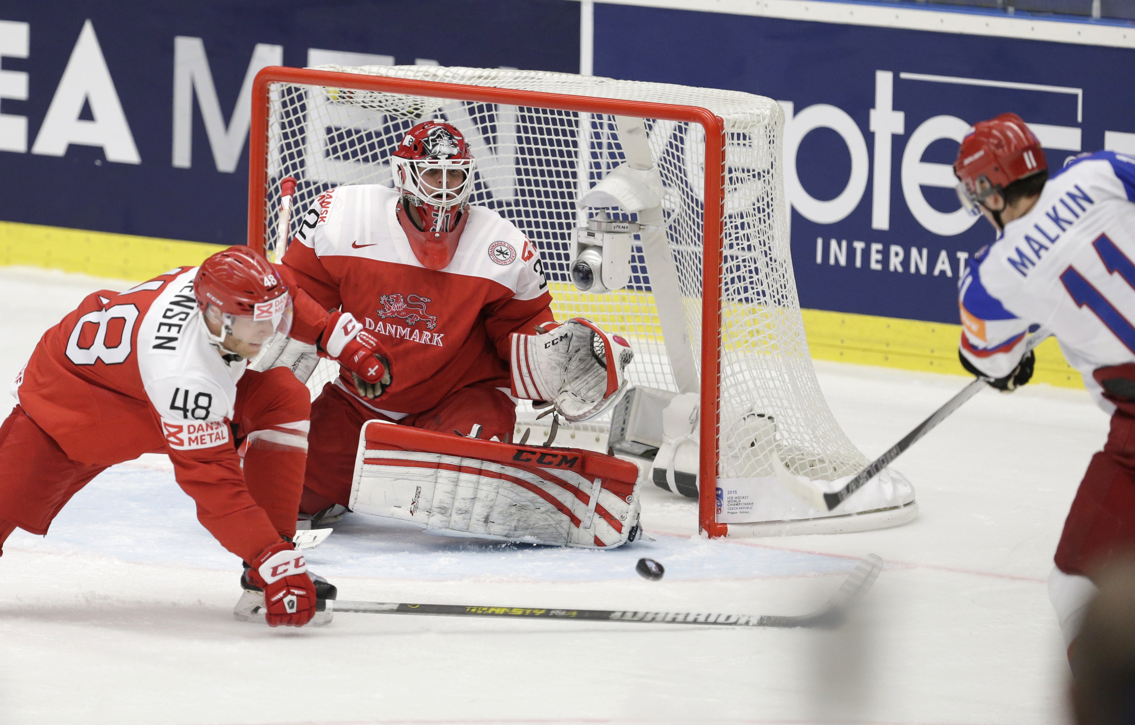 Canada beats Sweden 6-4 to stay perfect at ice hockey worlds