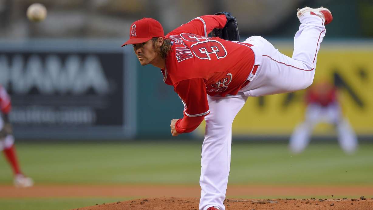 Giavotella's double in 9th lifts Angels over Mariners 4-3