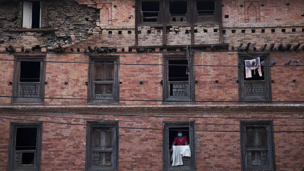Thousands of Nepalese pray for earthquake victims