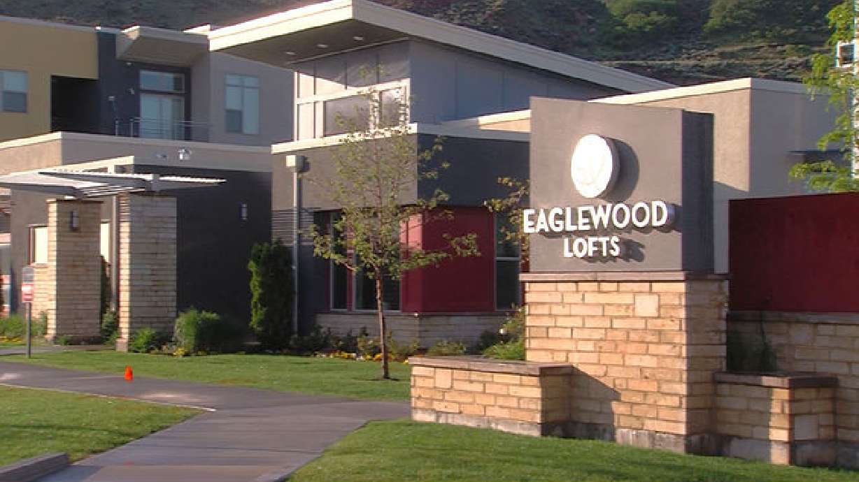 Policía de UT arresta a hombre por tener secuestrada a mujer en unos departamentos