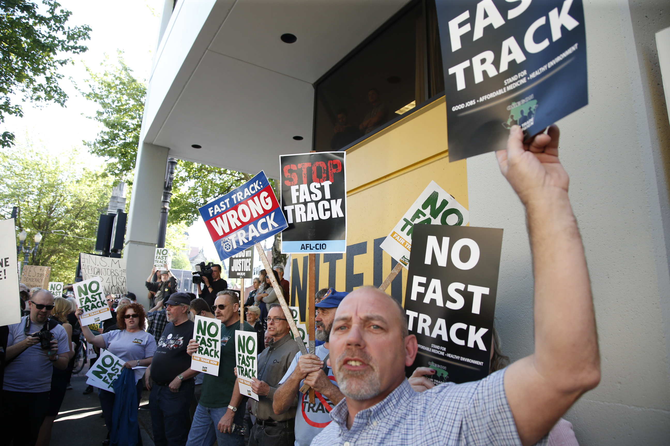 Obama at Nike promotes trade deal, says 'Just do it'