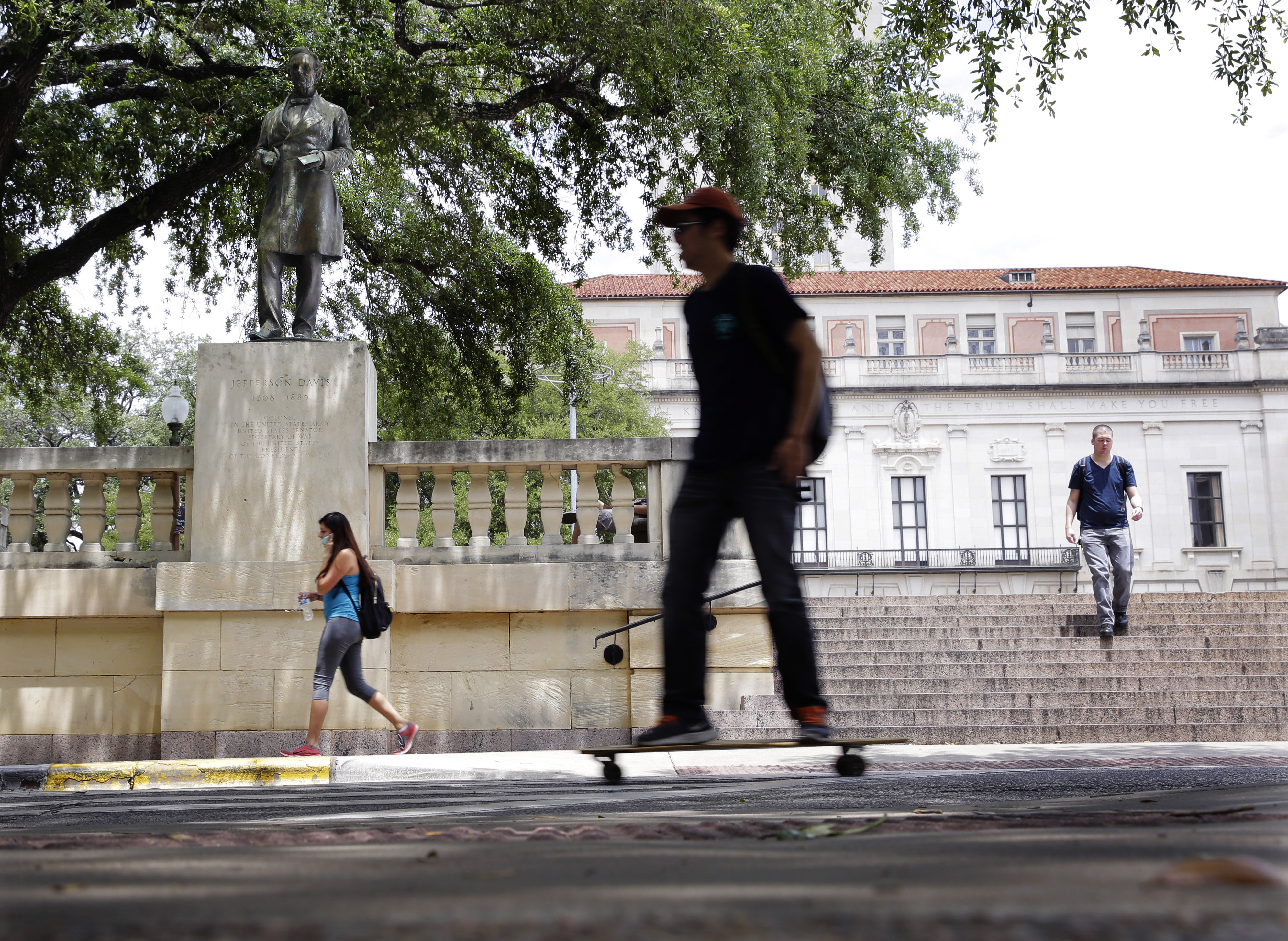 Texas students take aim at Jefferson Davis campus statue