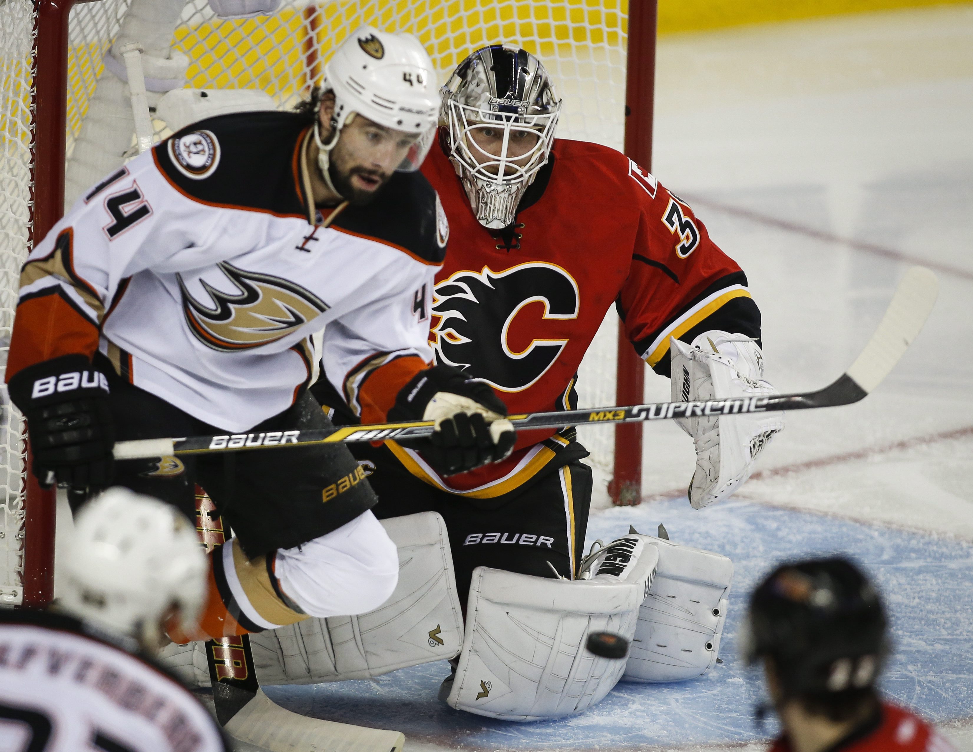 Ducks beat Flames 4-2 in Game 4 to take 3-1 lead