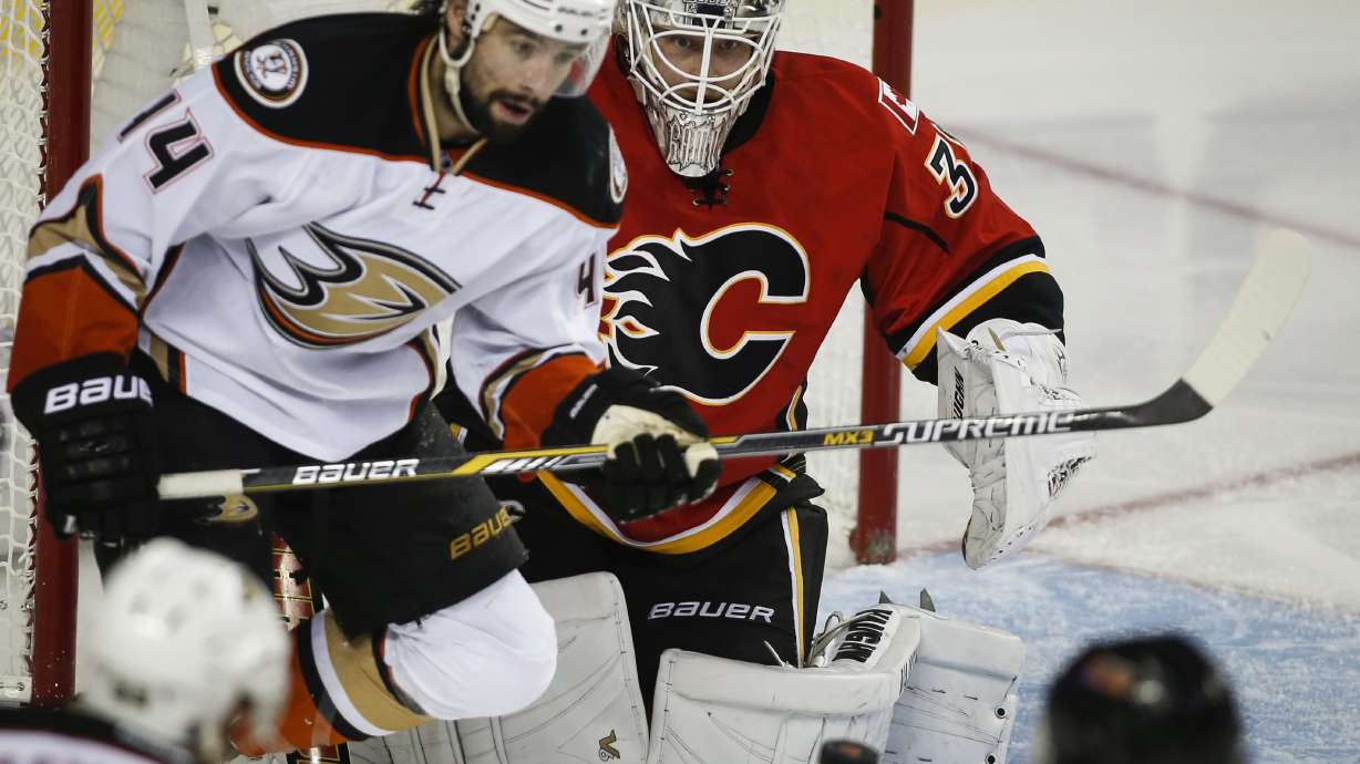Ducks beat Flames 4-2 in Game 4 to take 3-1 lead