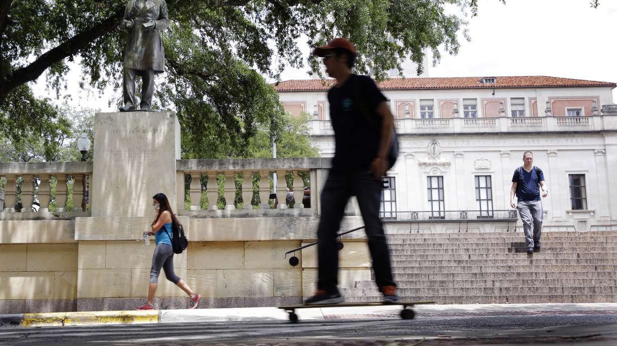 Texas students take aim at Jefferson Davis campus statue