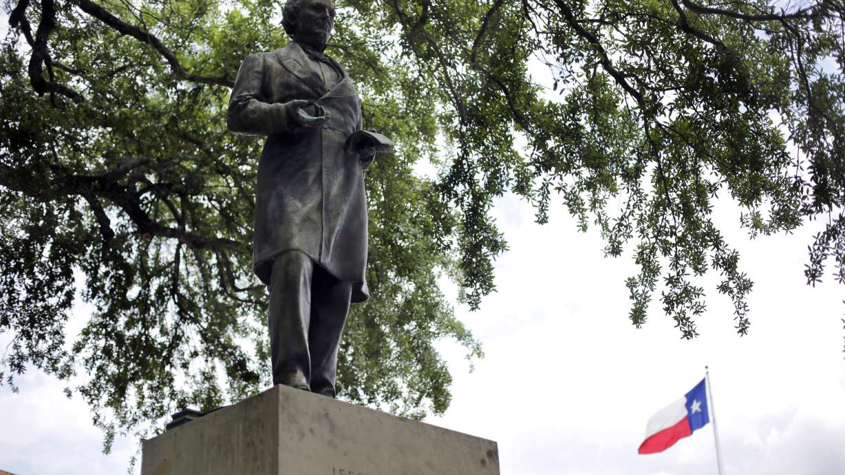 Texas students take aim at Jefferson Davis campus statue