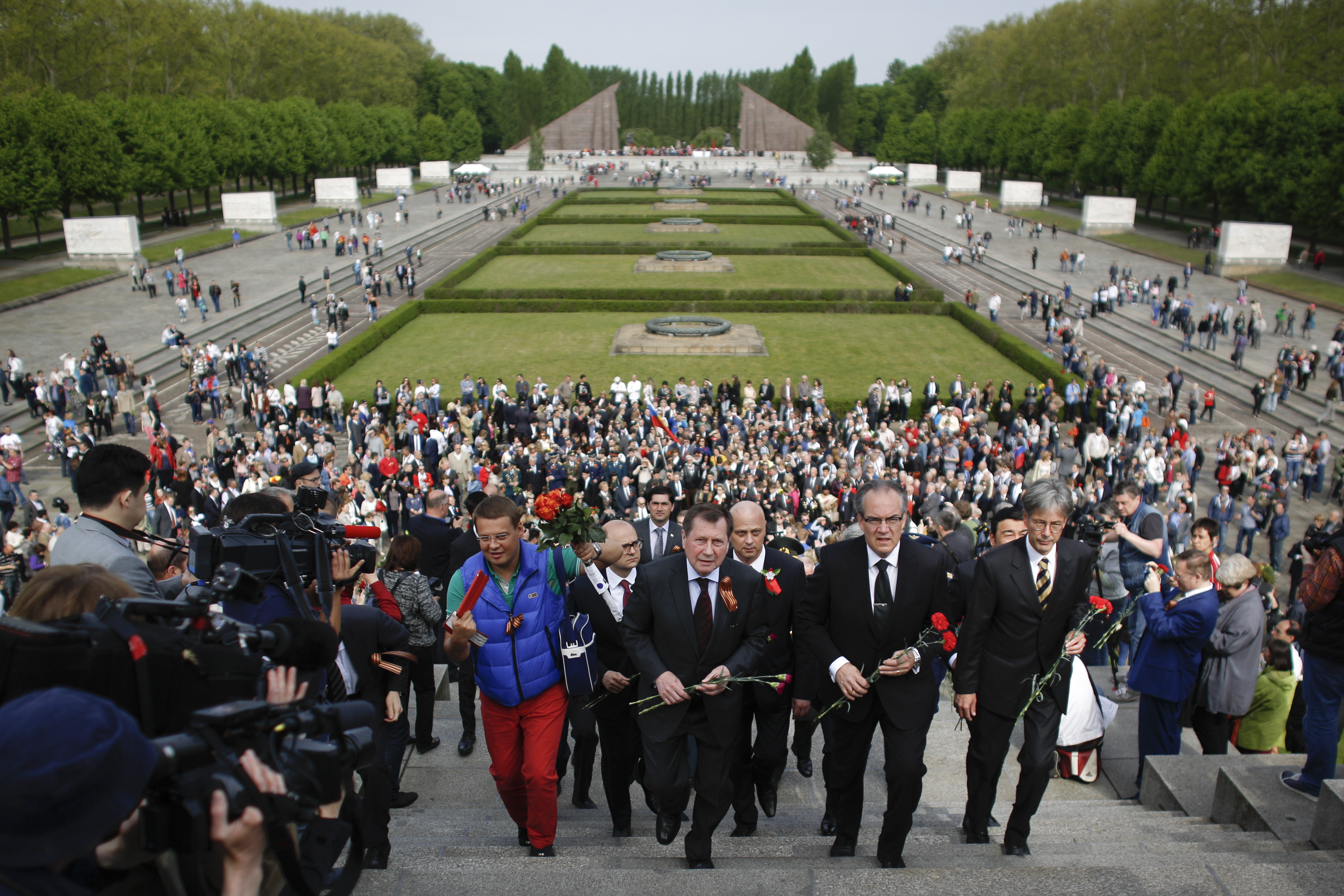 Thousands mark war's end at Soviet memorial in Berlin
