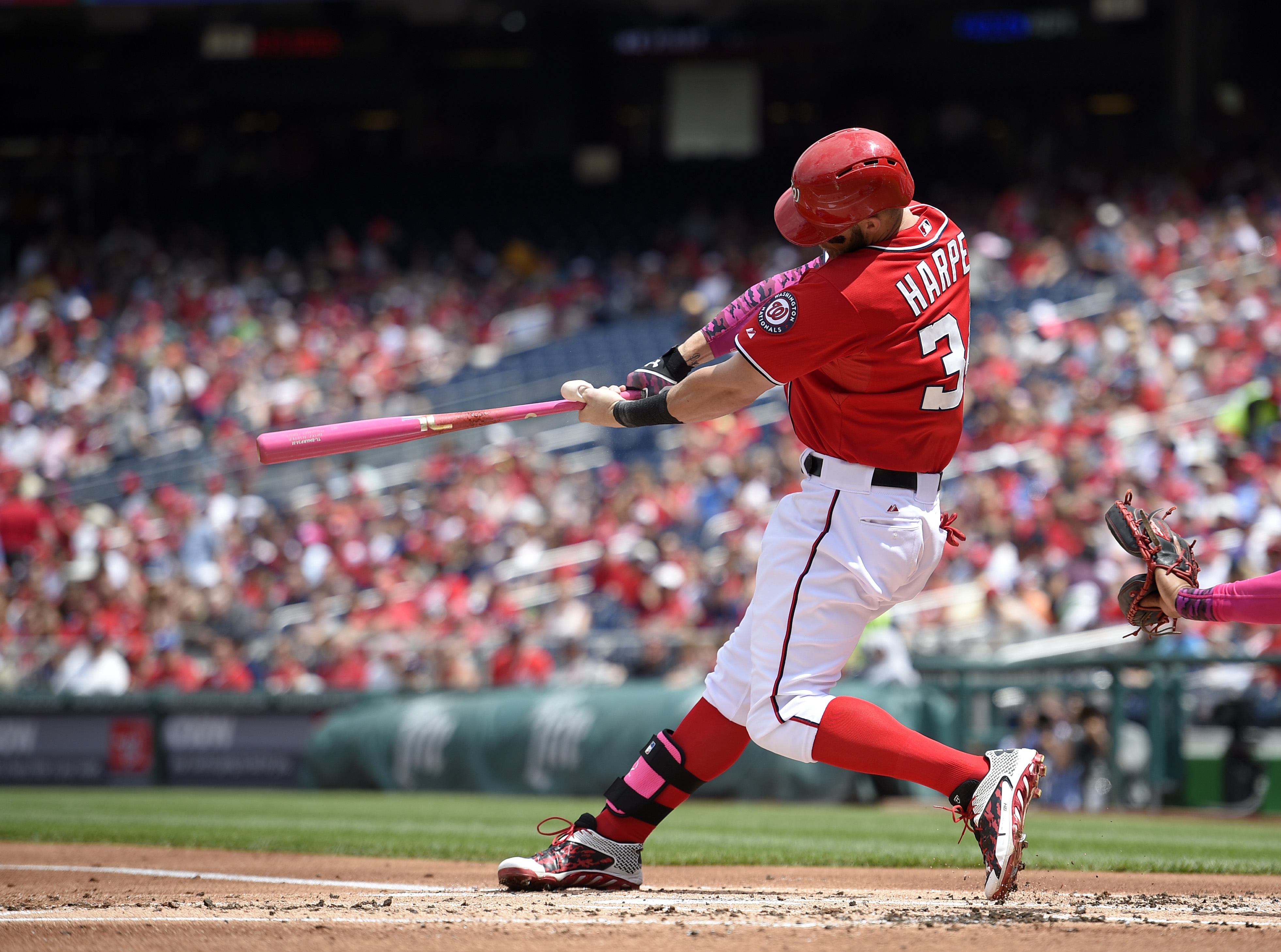 Harper doubles and singles, Nationals beat Braves for sweep