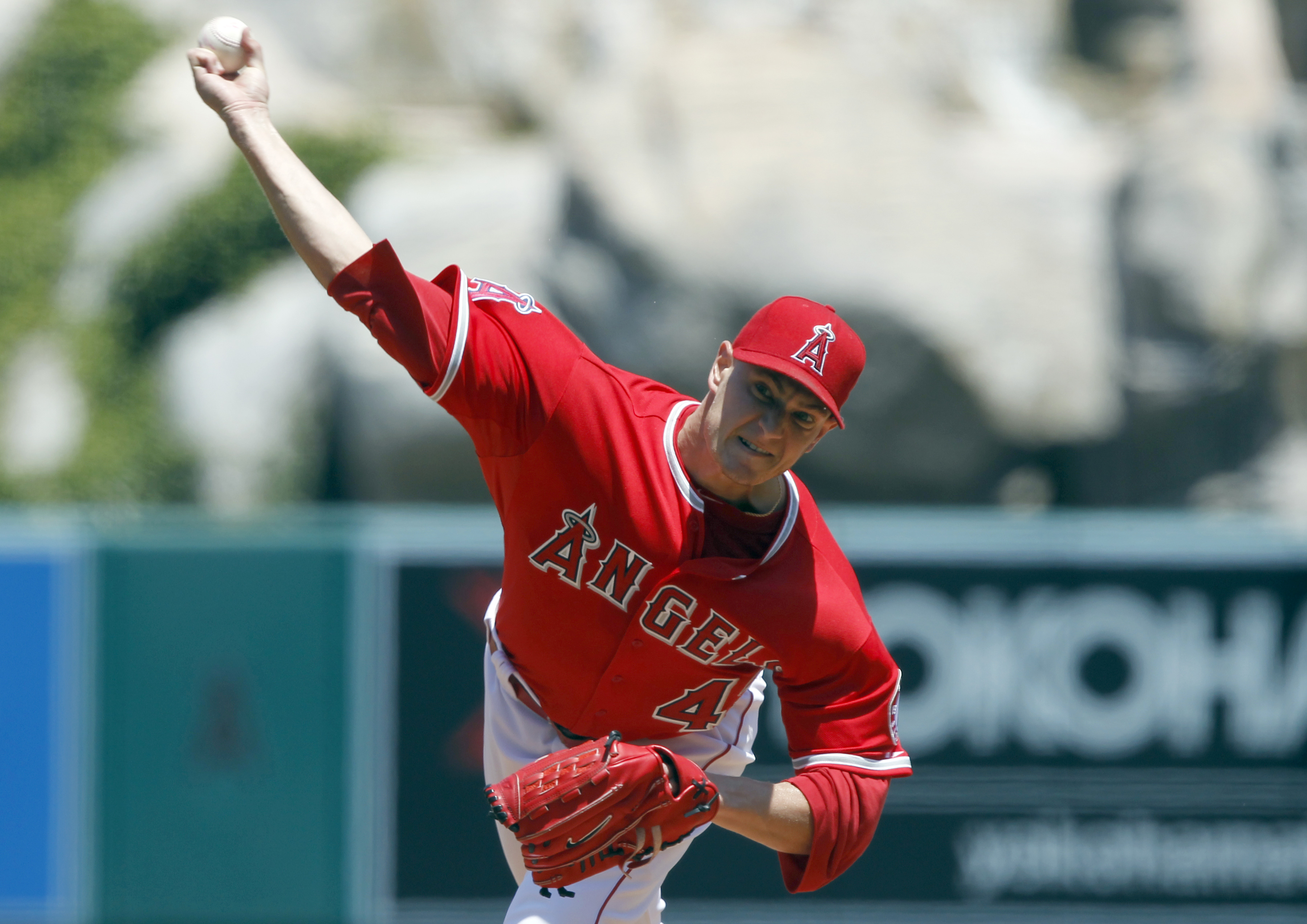 Richards takes no-hit bid into 7th, Angels beat Astros 3-1