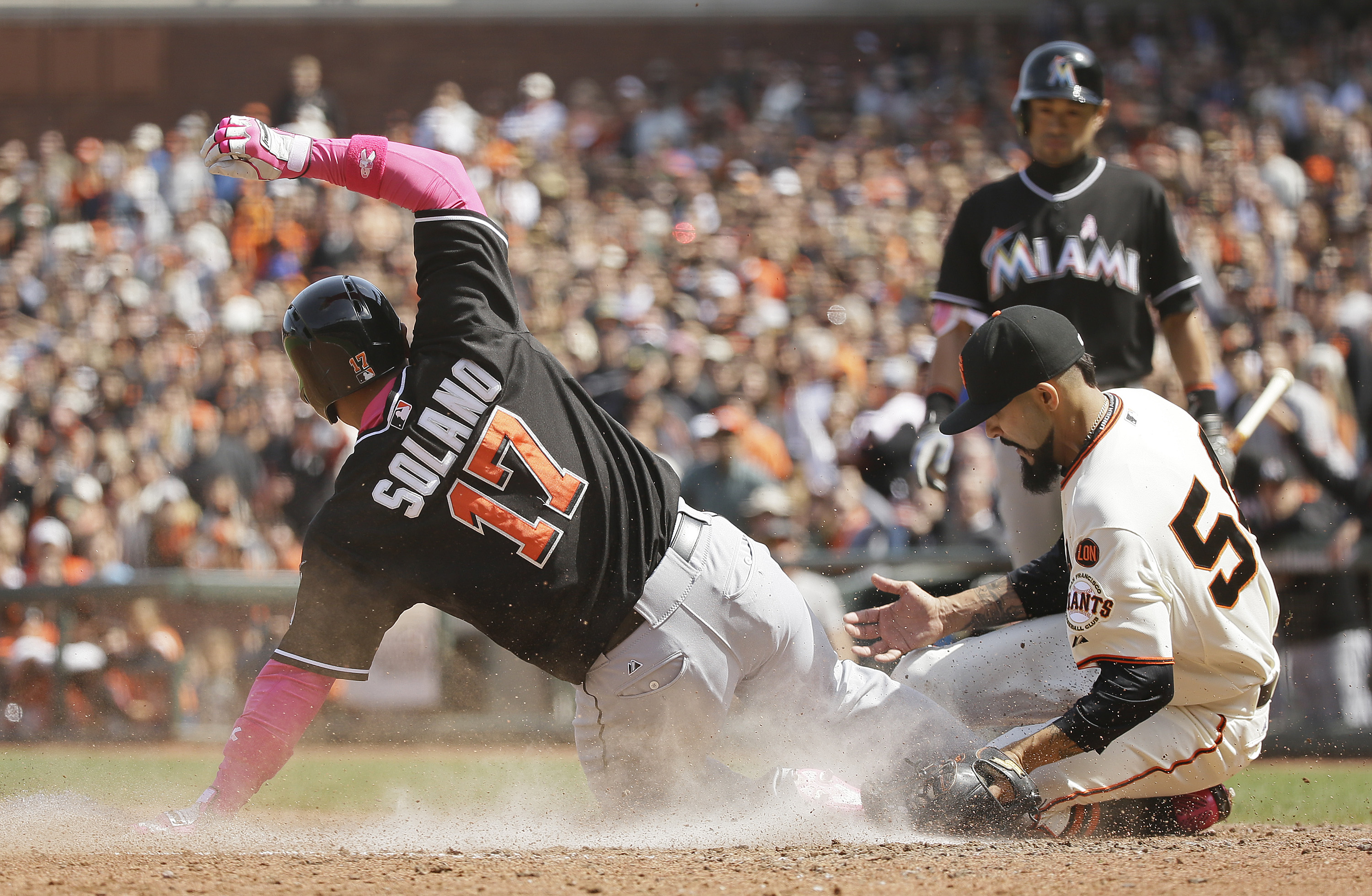 Giants get 2 in the 9th to edge Marlins 3-2