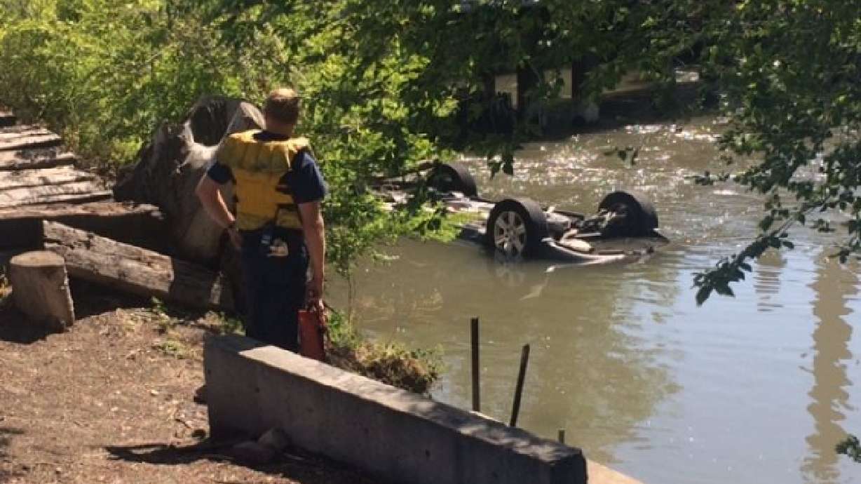 Encuentran cuerpo de una mujer en el Jordan River en el interior de un vehículo sumergido