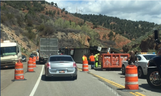 Camión transportando 44.000 libras de papas vuelca cerca de Spanish Fork 