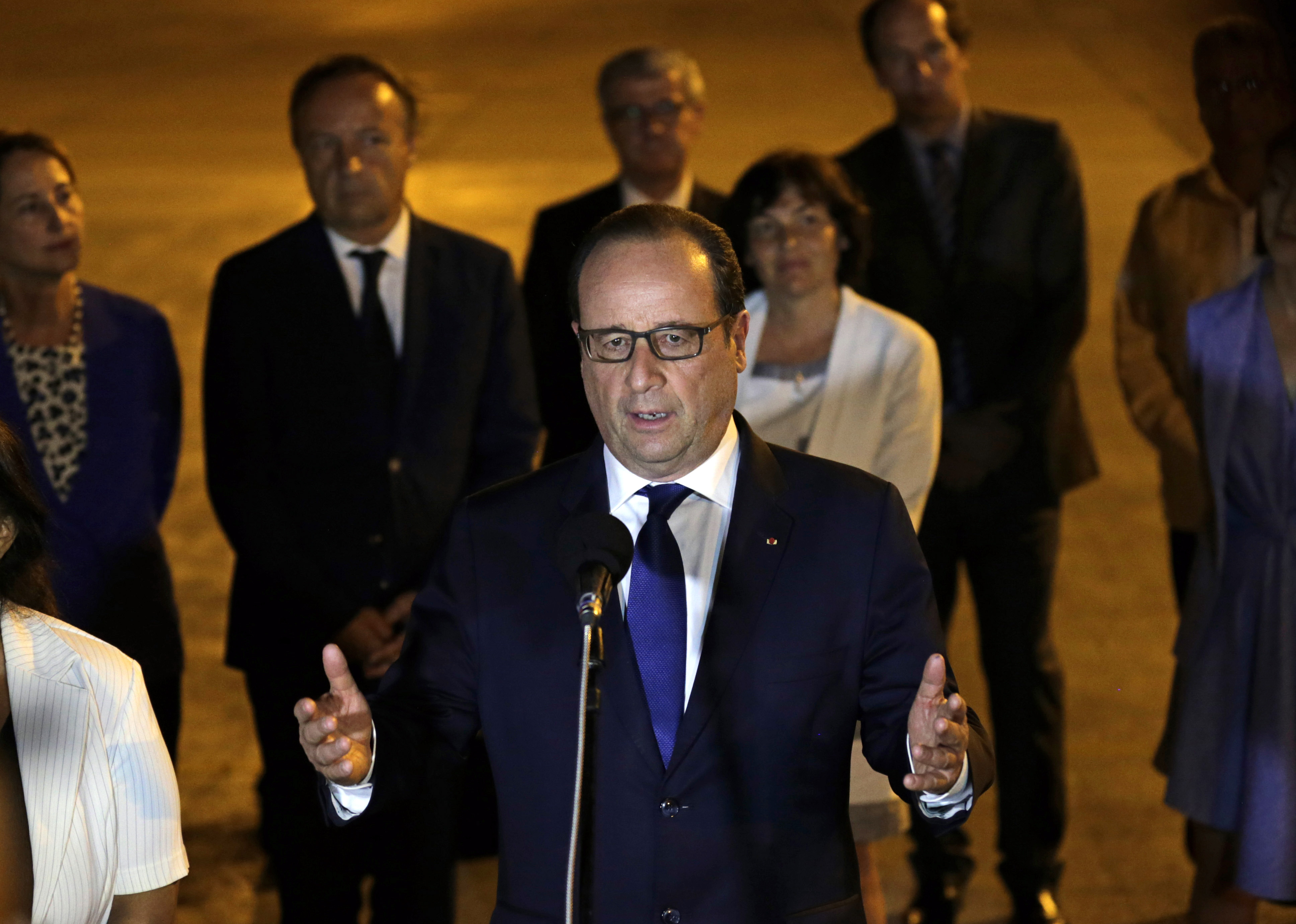 French president calls for end to US embargo on Cuba