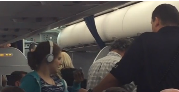 Familia es echada de avión luego de un aterrizaje de emergencia por comportamiento de hija con autismo 