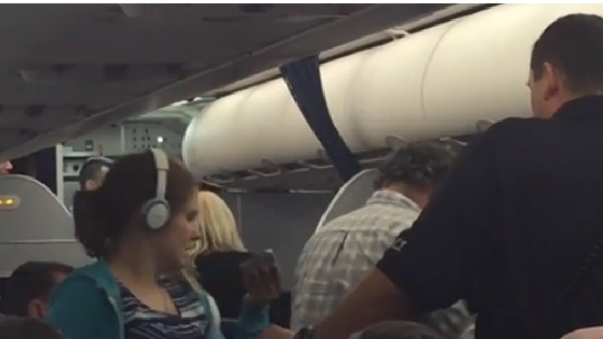 Familia es echada de avión luego de un aterrizaje de emergencia por comportamiento de hija con autismo