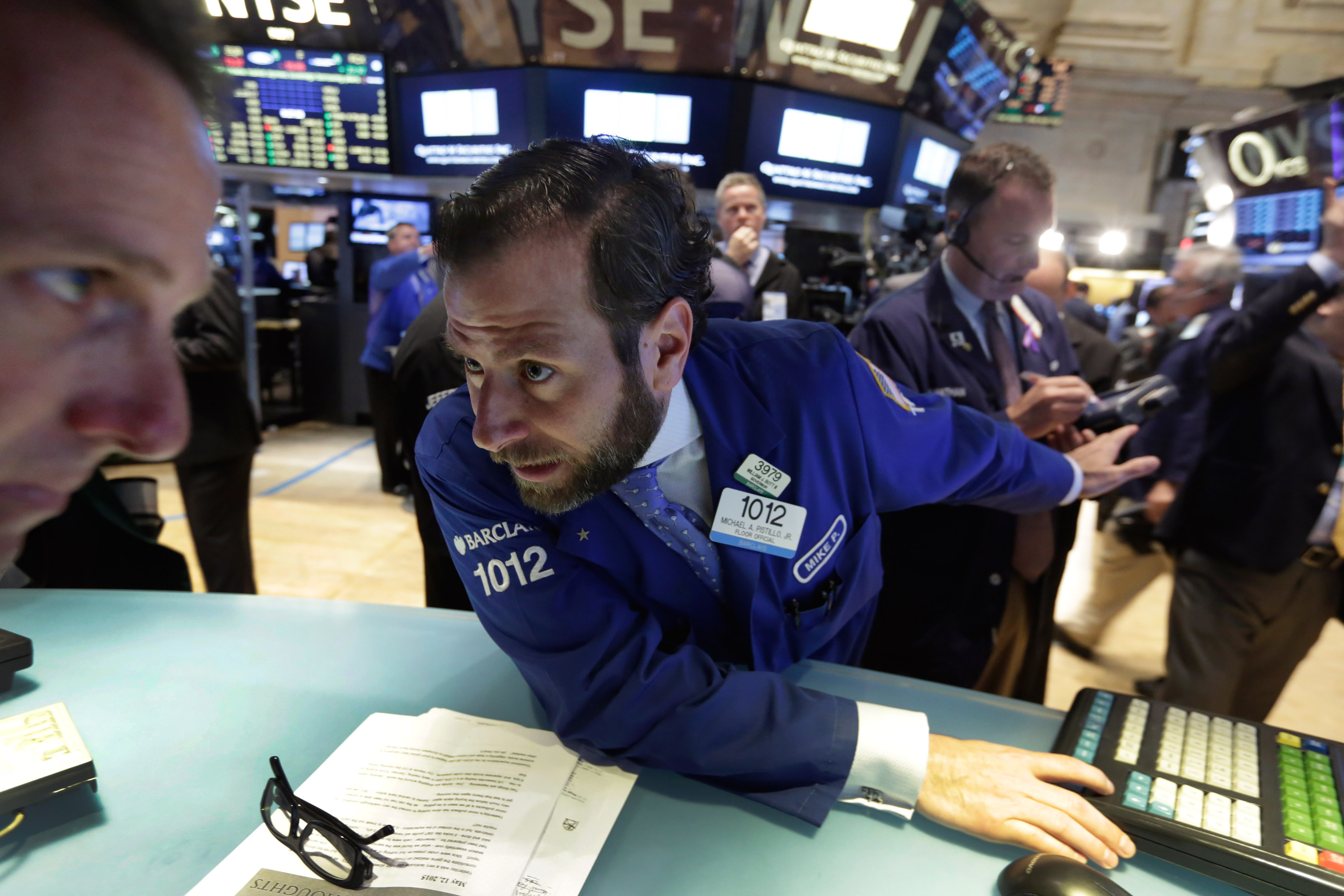 US stocks move lower amid bond market volatility