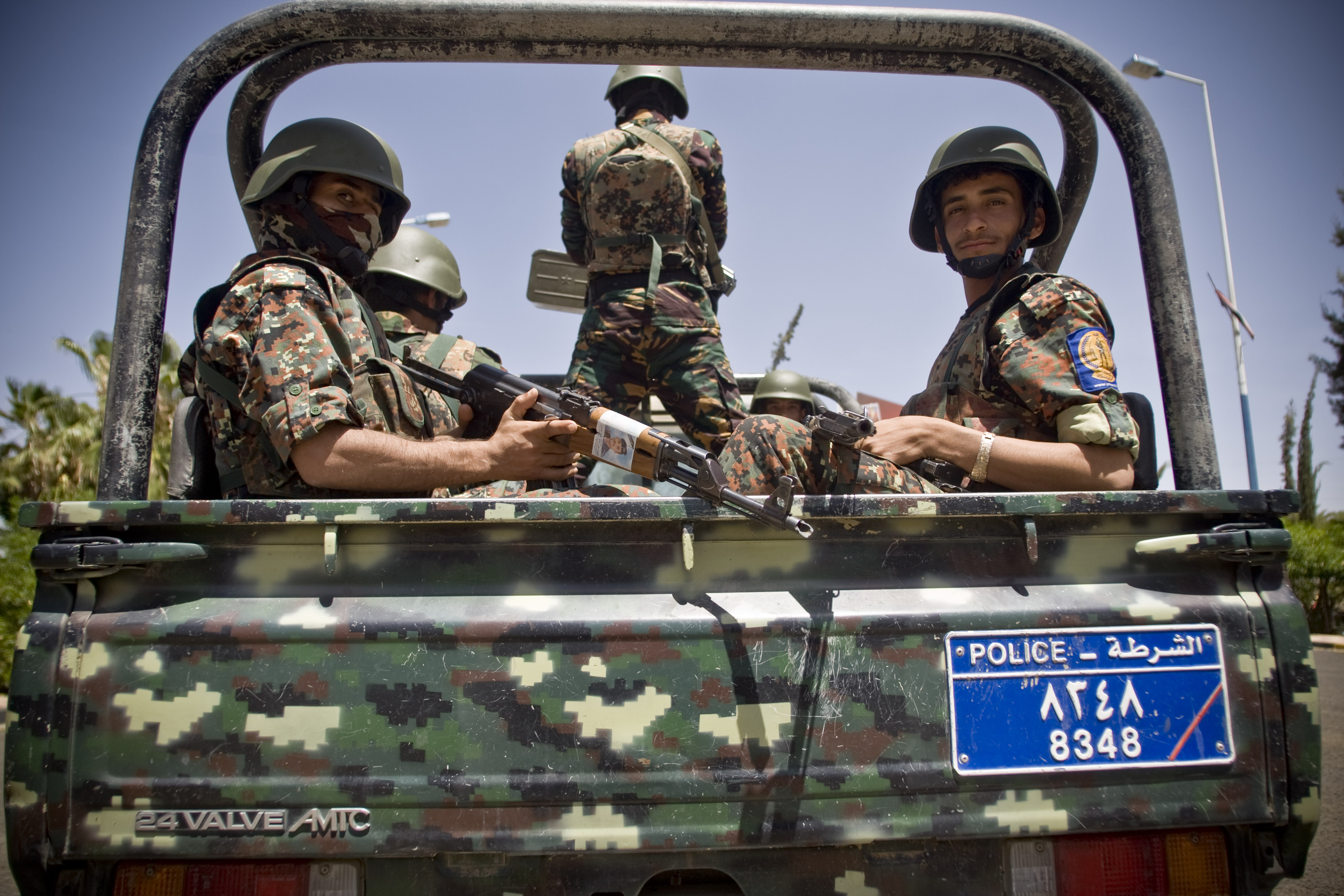 Yemen's humanitarian truce barely holds as violence resumes