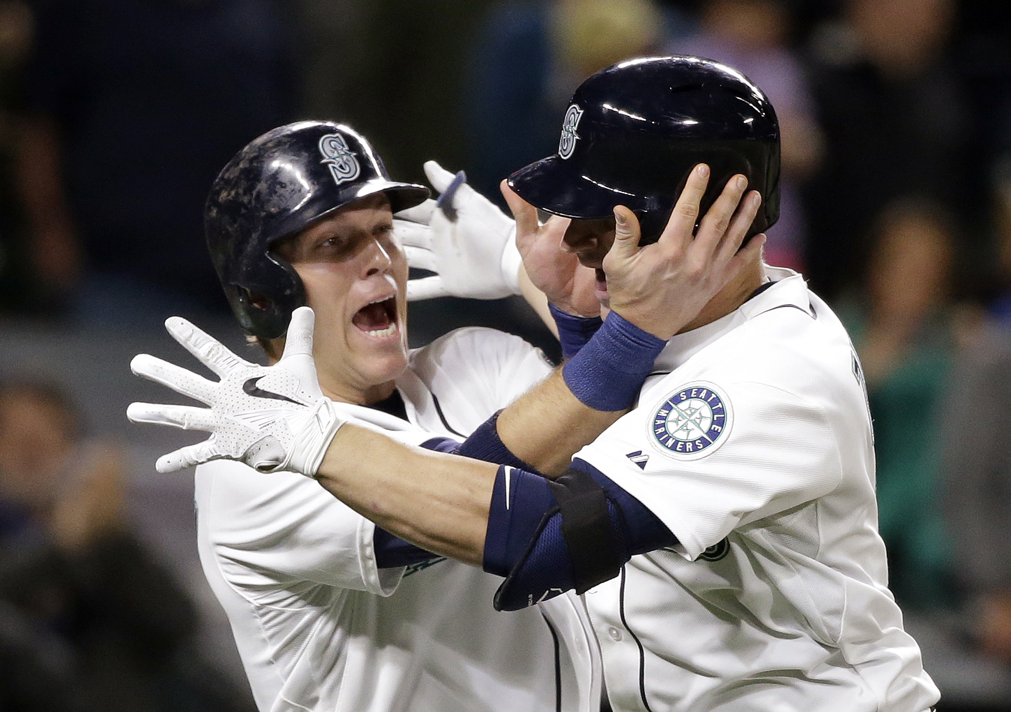 Mariners play long ball in 11-4 win over Padres