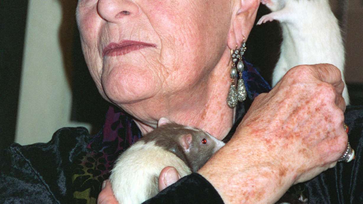 Rachel Rosenthal, theater and performance artist, dies at 88