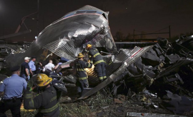 Recuperan cajas negras del tren descarrilado en Filadelfia y las muertes suben a 7