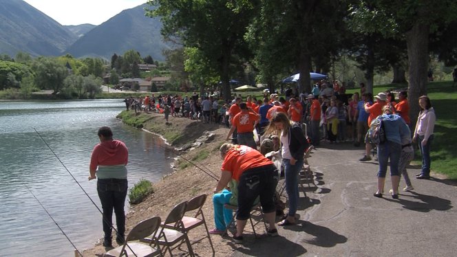 Más de 1000 niños con capacidades especiales de todo el estado de UT se reúnen en un día de pesca