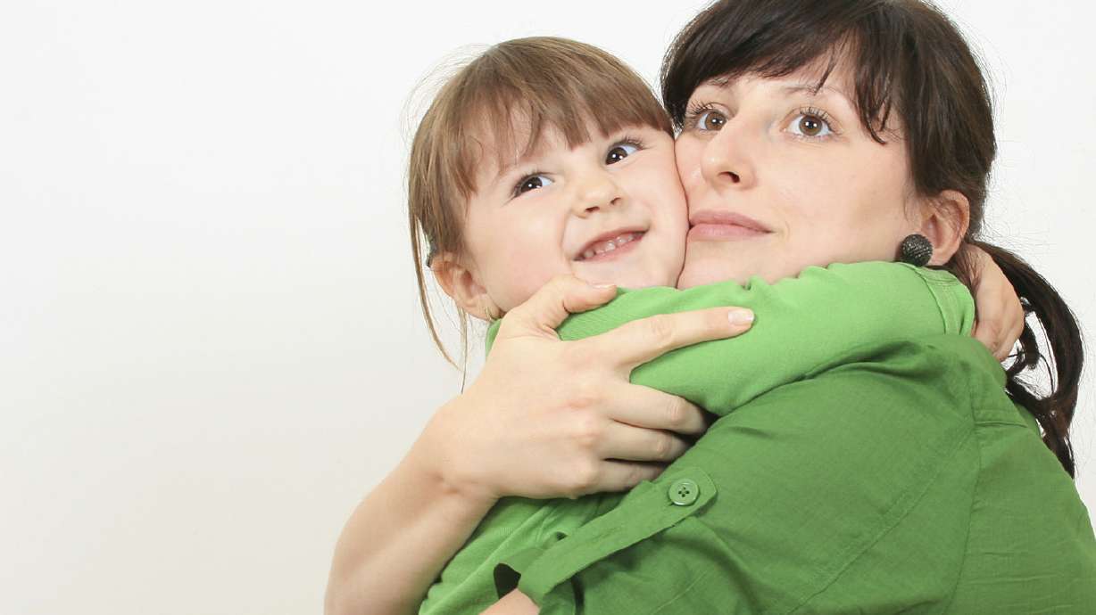 ¿Por qué los hombres quieren hijas 'fuertes', pero esposas 'dulces'?