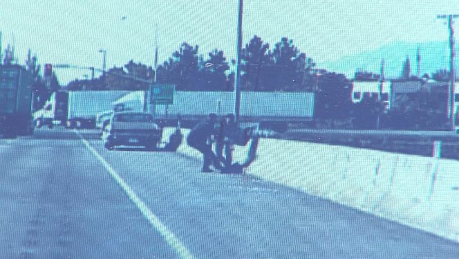 Dos policías evitaron que un hombre se tirara de un puente sobre una autopista de UT