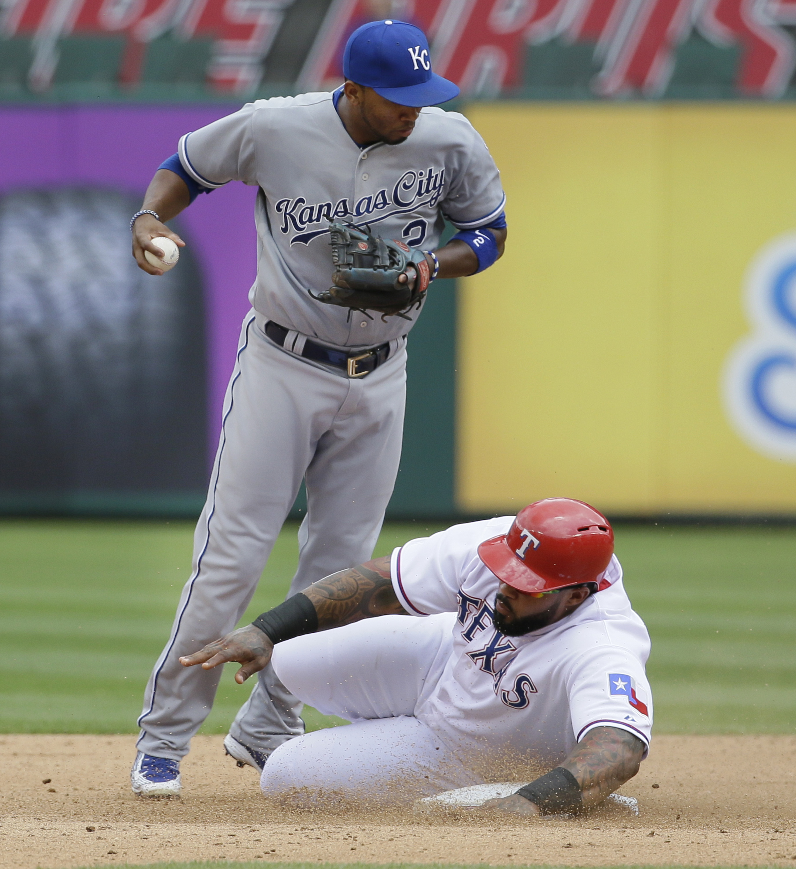 Escobar, Royals earn split with 6-3 win at Rangers