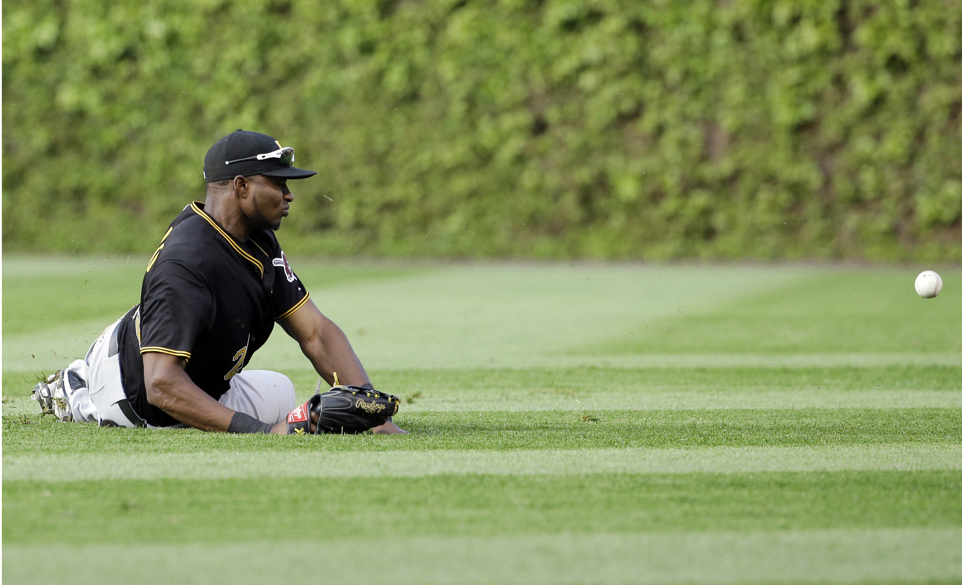 Cubs win in 12th when Pirates outfielder trips on easy fly