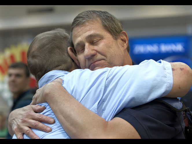 Hombre de UT conoce a un hijo del que no sabía que existía 60 años luego de su nacimiento