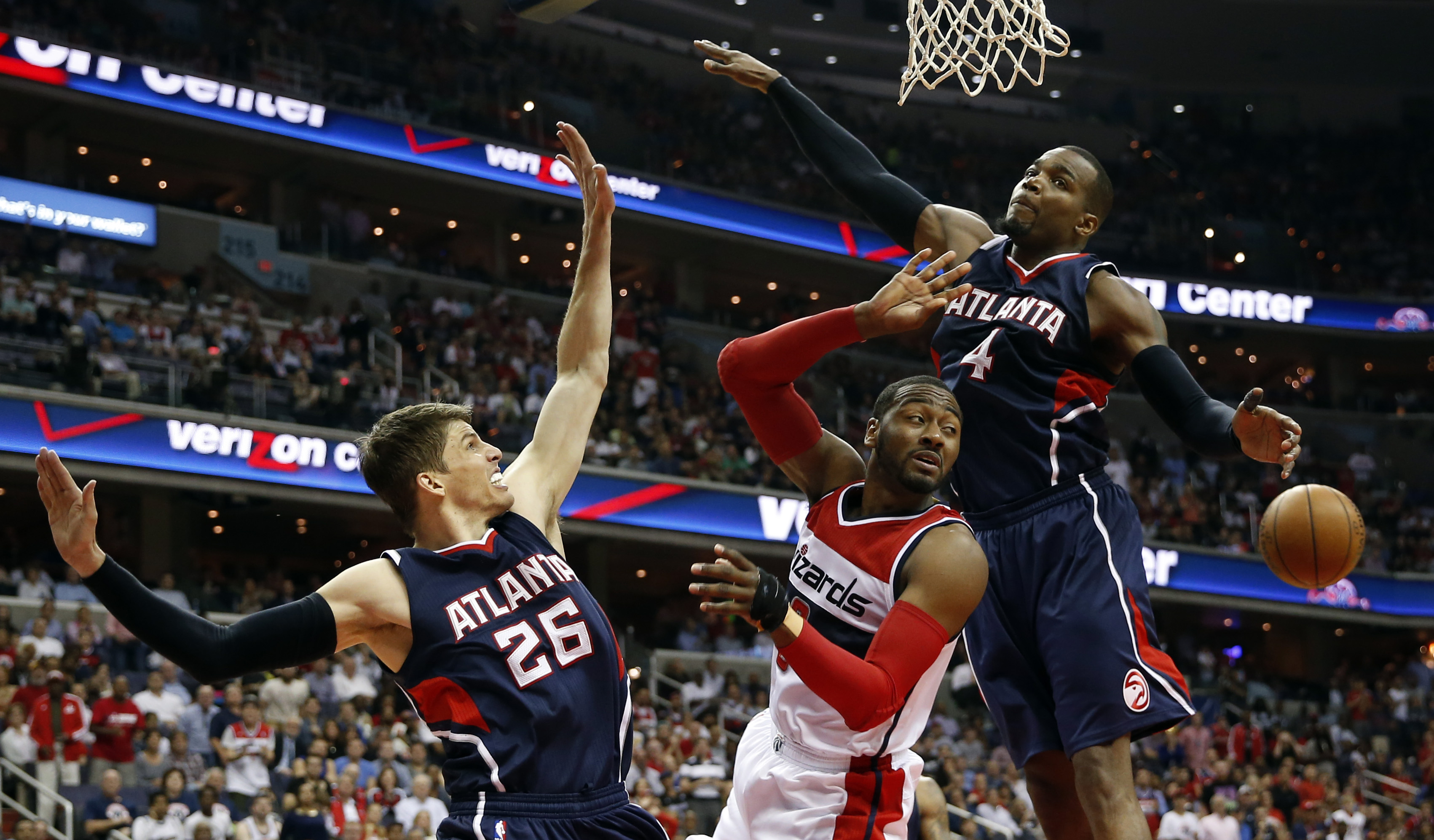 Pierce's shot too late, Hawks hold on to beat Wizards 94-91