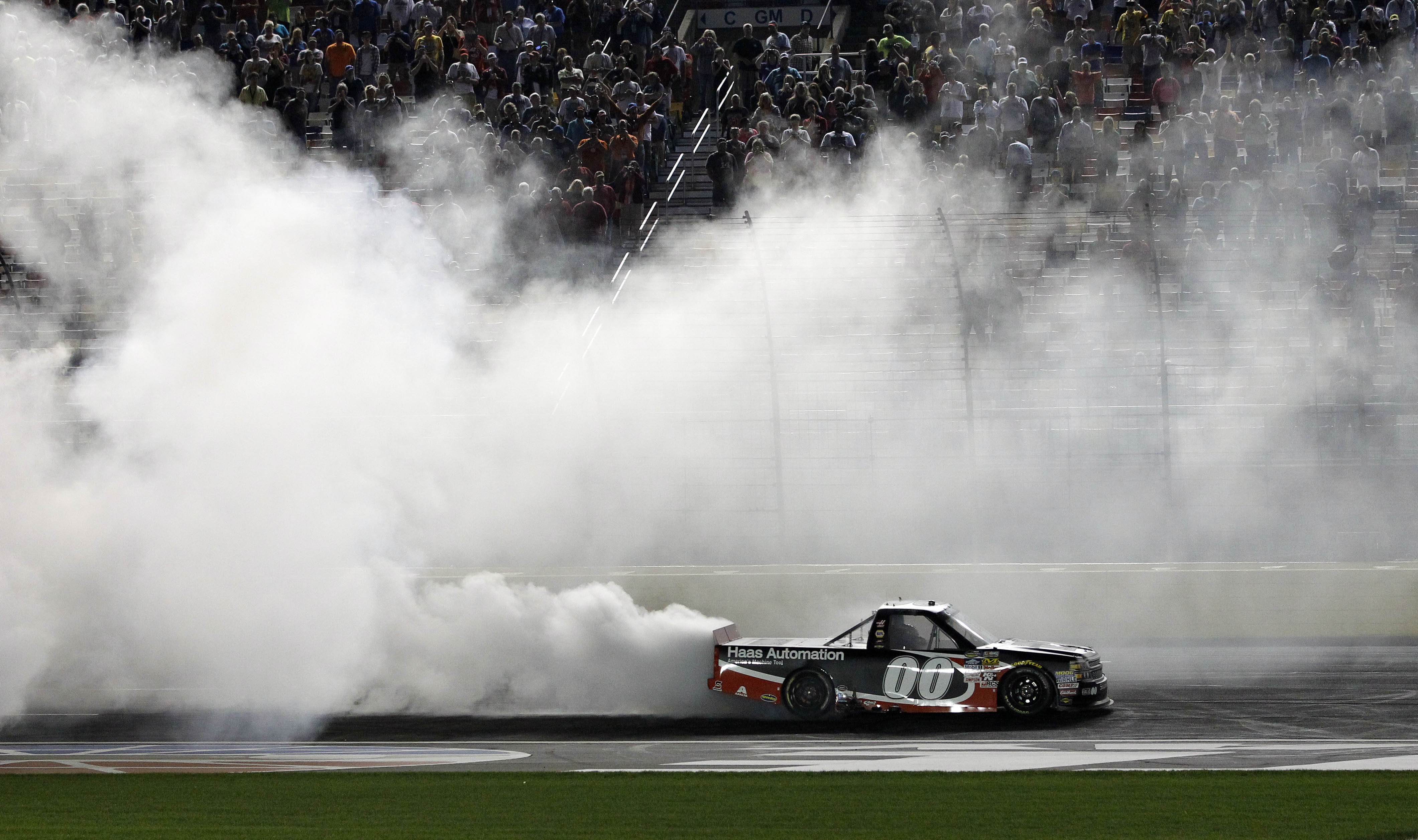 Kahne holds off Jones in 2nd-closest Truck Series finish