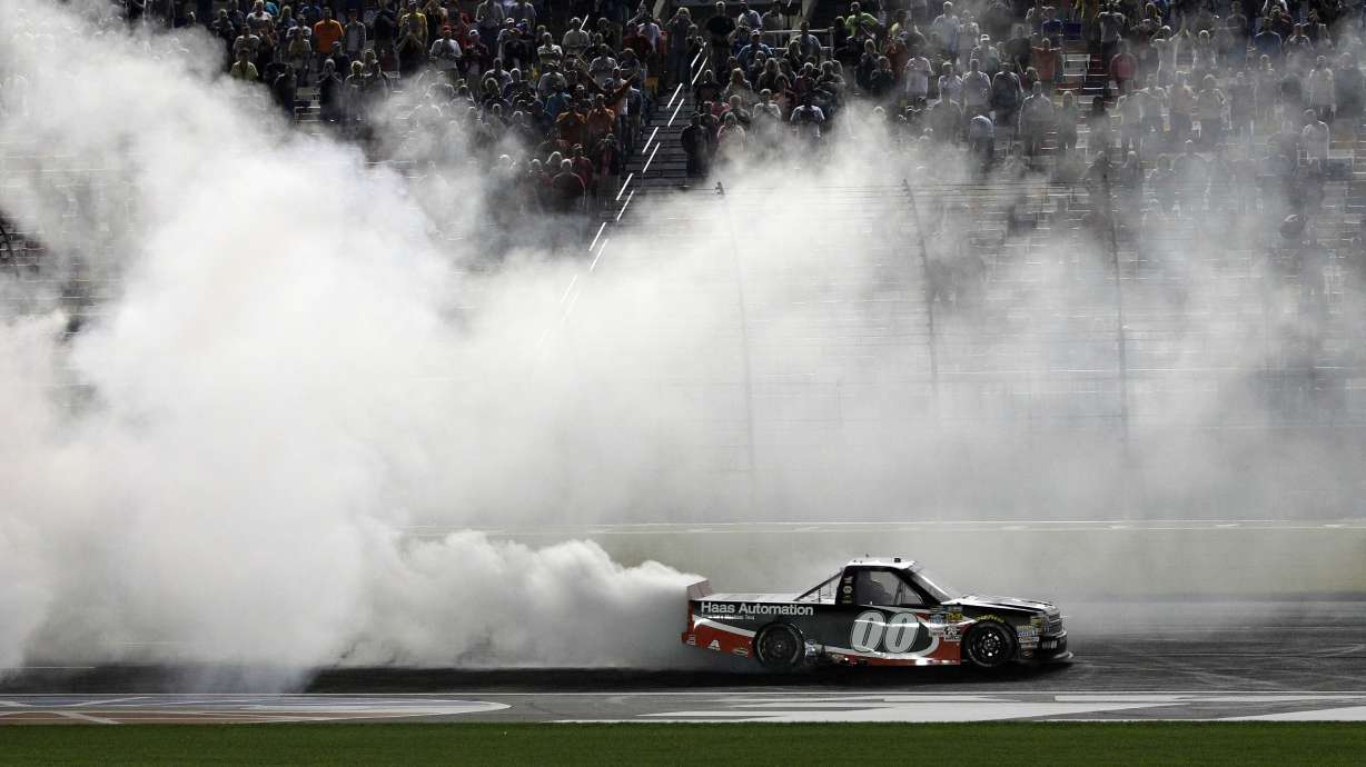 Kahne holds off Jones in 2nd-closest Truck Series finish
