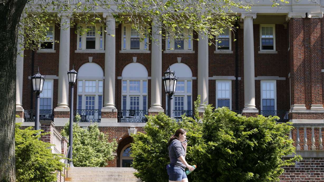 Sweet Briar's keynote speaker slams closing at commencement