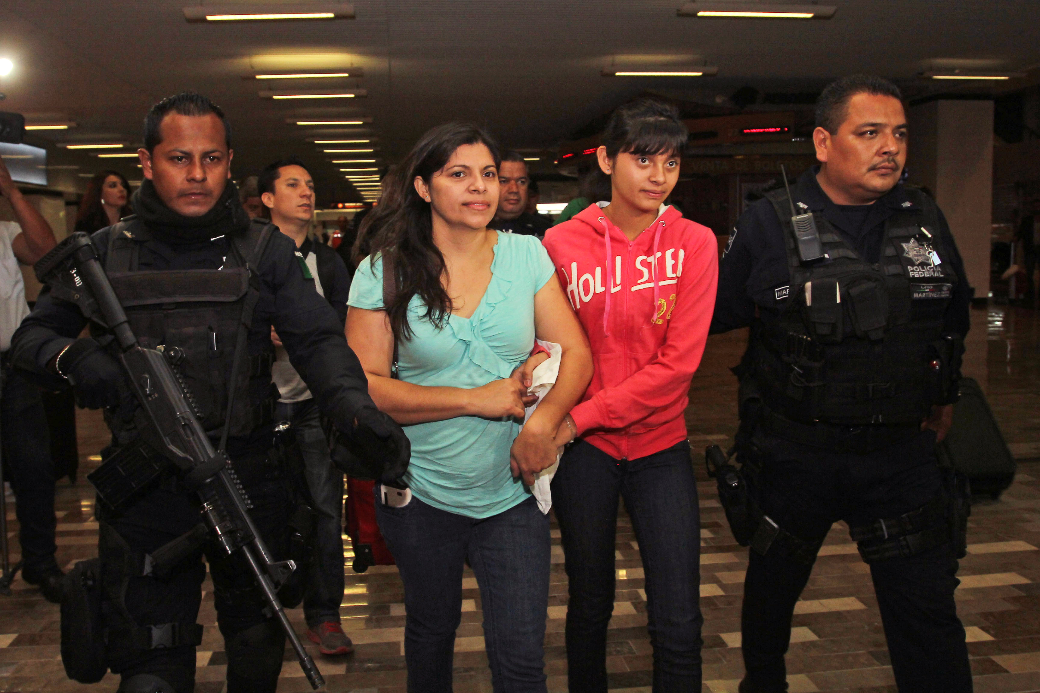 Mom, daughter land in US after Mexico judge returns custody