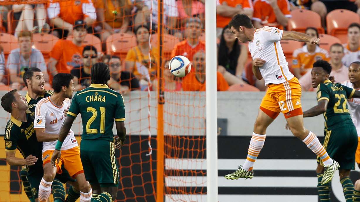 Dynamo pull away from Timbers with late goals