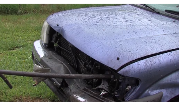 Hombre de UT muere luego de accidente en el que un poste atraviesa su camioneta y se incrustara en su abdomen 