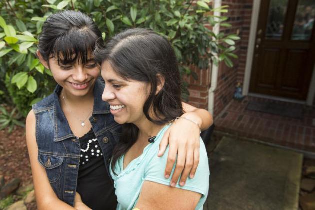 Mujer llega con su hija a Texas tras ocho años de búsqueda