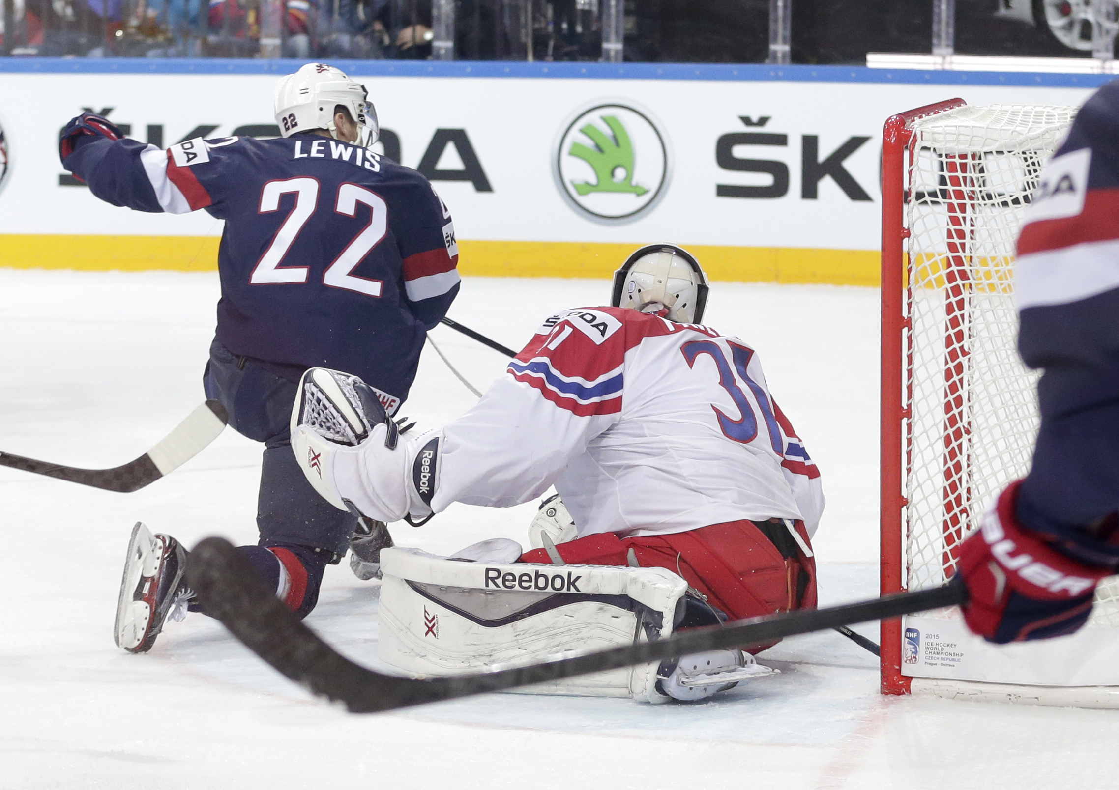 Canada routs defending champ Russia 6-1 to win hockey worlds