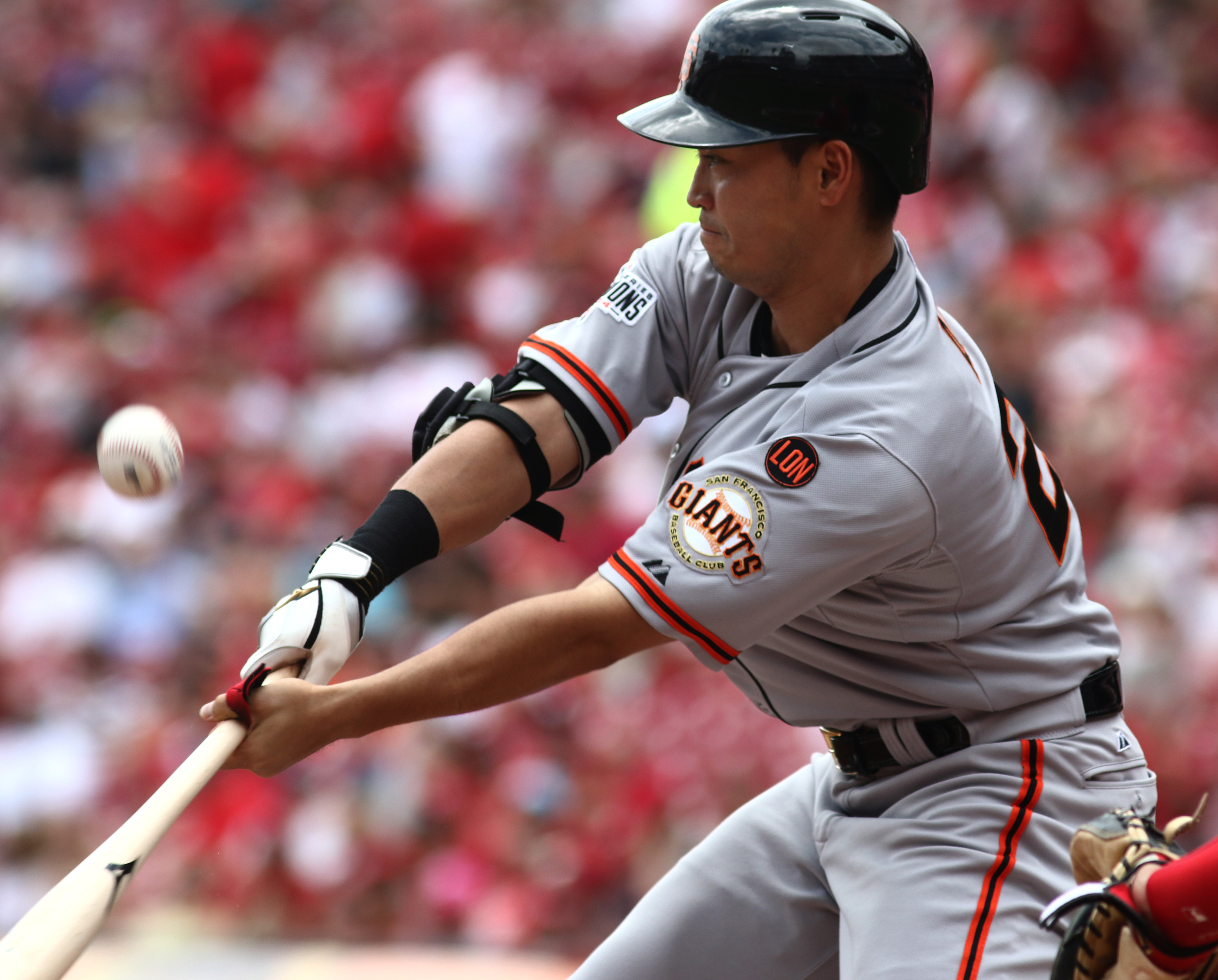 Belt's 3rd homer in 3 games helps Giants beat Reds 9-8