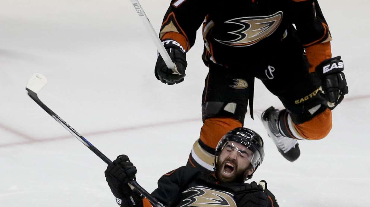 Andersen's Ducks knock off Blackhawks 4-1 in WCF opener
