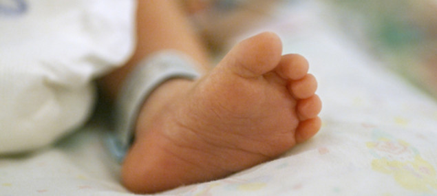 Bebé es enterrado vivo luego de que sus padres pagaran para deshacerse de él; bebé sobrevive